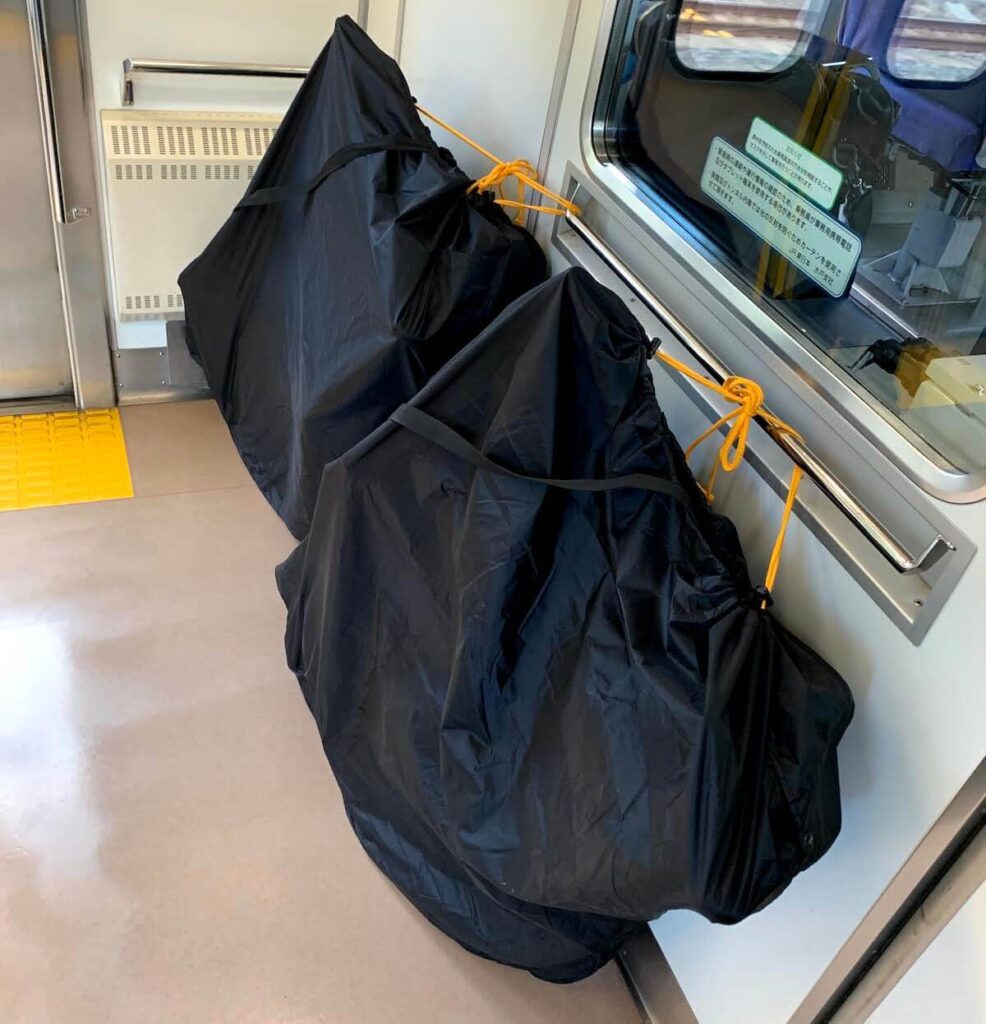 手すりに輪行袋を結ぶ